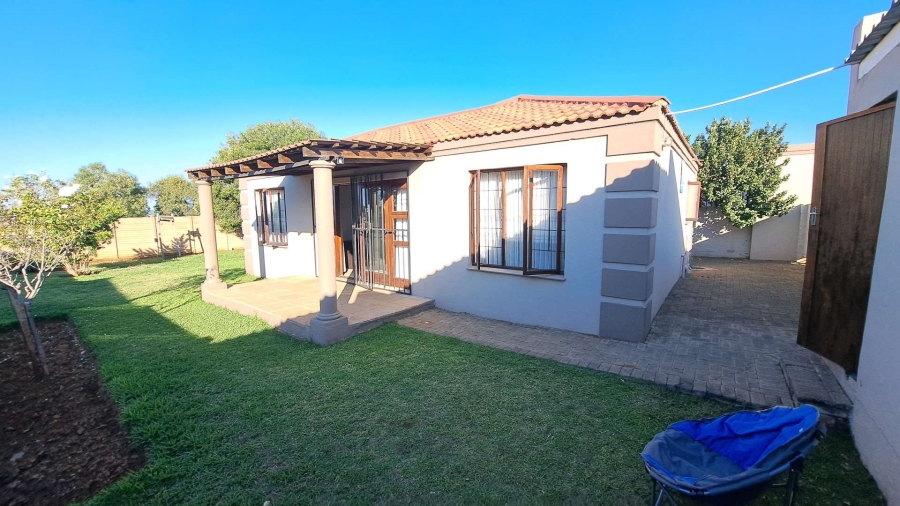 2 Bedroom Property for Sale in Langenhovenpark Free State